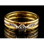14kt geelgouden ring gezet met een briljant geslepen diamant in kastzetting, omringd door zes
