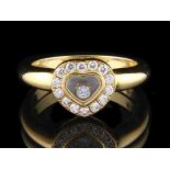 18kt geelgouden ring met hartvormige zetting gezet met briljant geslepen diamanten, waarin een losse