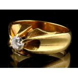 14kt geelgouden ring gezet met een briljant geslepen diamant in klauwzetting, gewicht circa 0.45