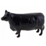 Porseleinen beeld: Aberdeen Angus Cow, model 1563, gemerkt Beswick -10,8 cm hoog-