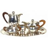 Zesdelig hamergeslagen 3e gehalte zilveren thee- koffieservies, bestaande uit: theepot, koffiepot,