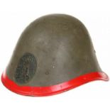 M34 helm, binnenwerk aangepast, naoorlogs rode streep aan buitenzijde aangebracht