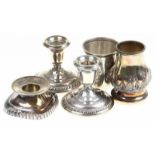 Diverse BWZG zilveren items: kandelaar, beker en vaasje, daarbij; twee 1e gehalte zilveren gevulde