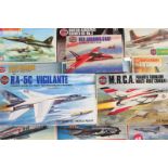 Modelbouw, schaal 1:72, circa 20 stuks ongebouwde naoorlogse gevechtsvliegtuigen, diverse merken,