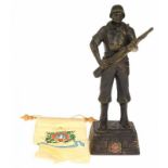 Naoorlogs, beeldje Korps Mariniers, toegevoegd een vaantje