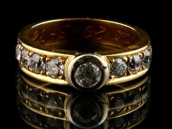 14kt geelgouden ring, centraal gezet met een oudslijpsel briljant geslepen diamant in witgouden