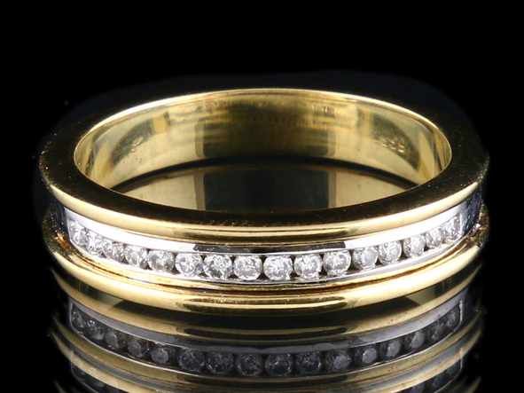 14kt bicolour gouden rijring gezet met briljant geslepen diamant in railzetting - ringmaat 57 mm -
