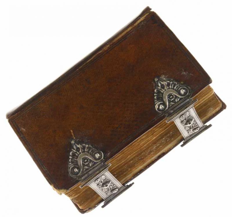 Bijbeltje in bruine lederen band met 2e gehalte zilveren klampen, meesterteken: A. Kooiman,