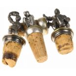 Vier diverse metalen wijnstoppers met historiserende voorstellingen ca. 1900