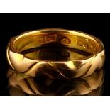 18kt geelgouden ring met meandermotief - inscriptie, ringmaat 50 mm