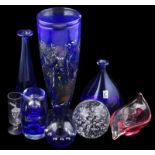 Blauwe glazen vaas met gekleurd ingesloten decor, Bertil Vallien, Kosta Boda -beschadiging aan de