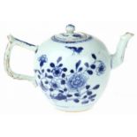 Chinees porseleinen trekpotje met blauw-wit decor van pioenrozen, 18e eeuw -restauraties en