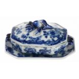 Chinees porseleinen botervloot met blauw-wit floraal decor, 18e eeuw -14,5 cm breed-
