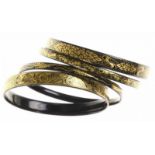 Vier diverse gezwart metalen armbanden met goudlak decor, gesigneerd Michaela Frey, Oostenrijk