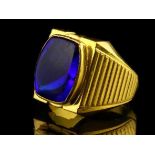 18kt geelgouden ring gezet met een cabochon geslepen blauwe glassteen - ringmaat 60 mm