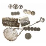 Divers zilverwerk waaronder muntbroches, strooilepel en servetring, diverse gehaltes
