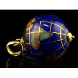 18kt geelgouden hanger met een emaille wereldbol - diameter 20 mm -