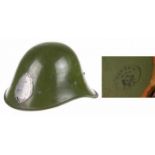 M34 helm, geproduceerd voor het Roemeense leger, kinbandje gebroken , binnenzijde voorzien van