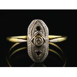 18kt geelgouden ring, Art Deco, gezet met een achtkant geslepen diamant in witgouden zetting -