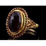 14kt geelgouden ring gezet met een ovaal gefacetteerde glasgranaat - ringmaat 52 mm
