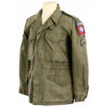 M-43 Field Jacket, voorzien van later opgezette 82nd Airborne patch en korporaals chevrons, jas