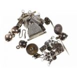 Zilveren knoopjes, boekklampje, filigrain kledinghaakjes, diverse gehaltes, 19e/20e eeuw