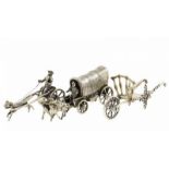 Drie 2e gehalte zilveren miniaturen: hondenkar, kruiwagen en huifkar