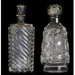 Twee kristallen odeurflacons met 2e gehalte zilveren dopppen, 19e/20e eeuw