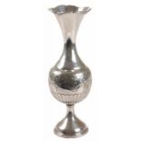 Zilveren vaas op ingesnoerde geprofileerde voet en gedreven decor van acanthusbladeren -28 cm hoog-