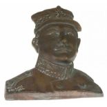 Bronzen reliëf met voorstelling van een man in Belgisch politie uniform, gesigneerd R. de Koker en