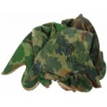 Periode Vietnam, lot van vijf helm camo covers, waarbij beschilderd 'Born to Kill, trained to