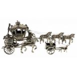 Drie 2e gehalte zilveren miniaturen: hondenkar, rijtuig en gouden koets