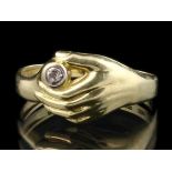14kt gouden ring met een briljant geslepen zirkonia in handvormige zetting - ringmaat 51 mm -
