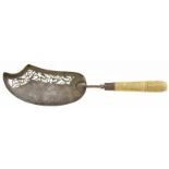 2e gehalte zilveren visschep met ajour rankendecor aan gestoken ivoren greep, 1837