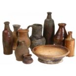 Lot van tien aardewerk kannen, vazen en schaal, Rijnland, 15e eeuw en later - diverse beschadigingen