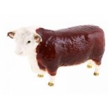 Porseleinen beeld: Hereford Bull, 'Of Champions', model 1363A, gemerkt Beswick -10,8 cm hoog-