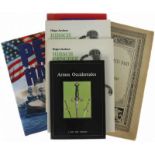 Circa 10 diverse boeken met betrekking tot diverse militaire zaken, toegevoegd zes Franse, Spaanse
