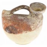 Daunisch schenkkruikje, Italië, ca 500 v. Chr. -12,6 cm hoog, gerestaureerd-