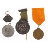 Lot van vier draagpenningen, Commitee Nationaal Gedenkteken1813-1863/69 in zilver, Oranje penning