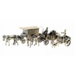 Drie 2e gehalte zilveren miniaturen: twee paardenkarren en een hondenkar