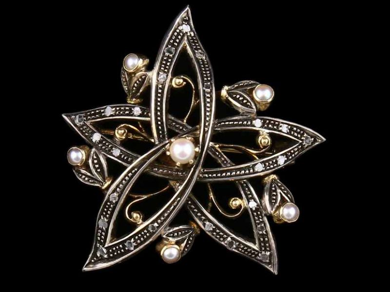 Zilveren broche met gouden achterzijde, gezet met diamantsnippers en zaadparels in chatonzetting -