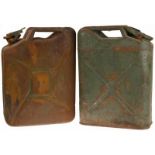 Lot bestaande uit drie Britse jerrycans, War Department gestempeld, 1944 gedateerd, toegevoegd US