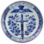 Porseleinen herdenkingsbord met blauw-wit decor: 'De vrede bewaard! 29/30 sept. 1938, Soli Deo
