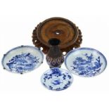 Paar Chinees porseleinen schoteltjes, Qianlong, schoteltje met met decor van hertje, bronzen