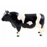 Porseleinen beeld: Friesian Bull, 'Caddington Hilt Bar', model 1439A, gemerkt Beswick -12,1 cm hoog-