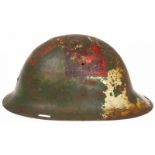 M16 helm, in doorleefde staat, restanten van Rode Kruis zichtbaar, binnenwerk grotendeels vergaan,