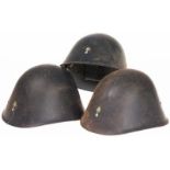 Lot van drie M27 helmen, zwart geschilderd en voorzien van granaatje, mogelijk KNIL, naoorlogs