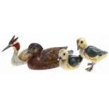 Vier houten watervogels met 1e gehalte zilveren accenten (snavels, staart) en glazen oogjes