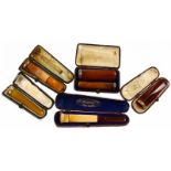 Zes diverse sigarettenpijpjes, deels met 14kt gouden monturen, alle in foedraal, circa 1900 en later