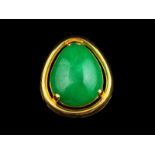 18kt geelgouden hanger gezet met een cabochon geslepen jade - lengte 24 mm